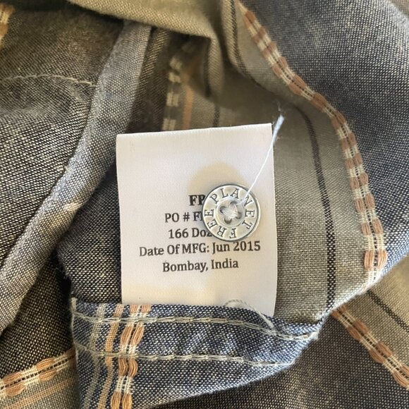 Free Planet Printed Short-Sleeve Button-Up Shirt in Vertical Stripes, Medium - Picture 6 of 7